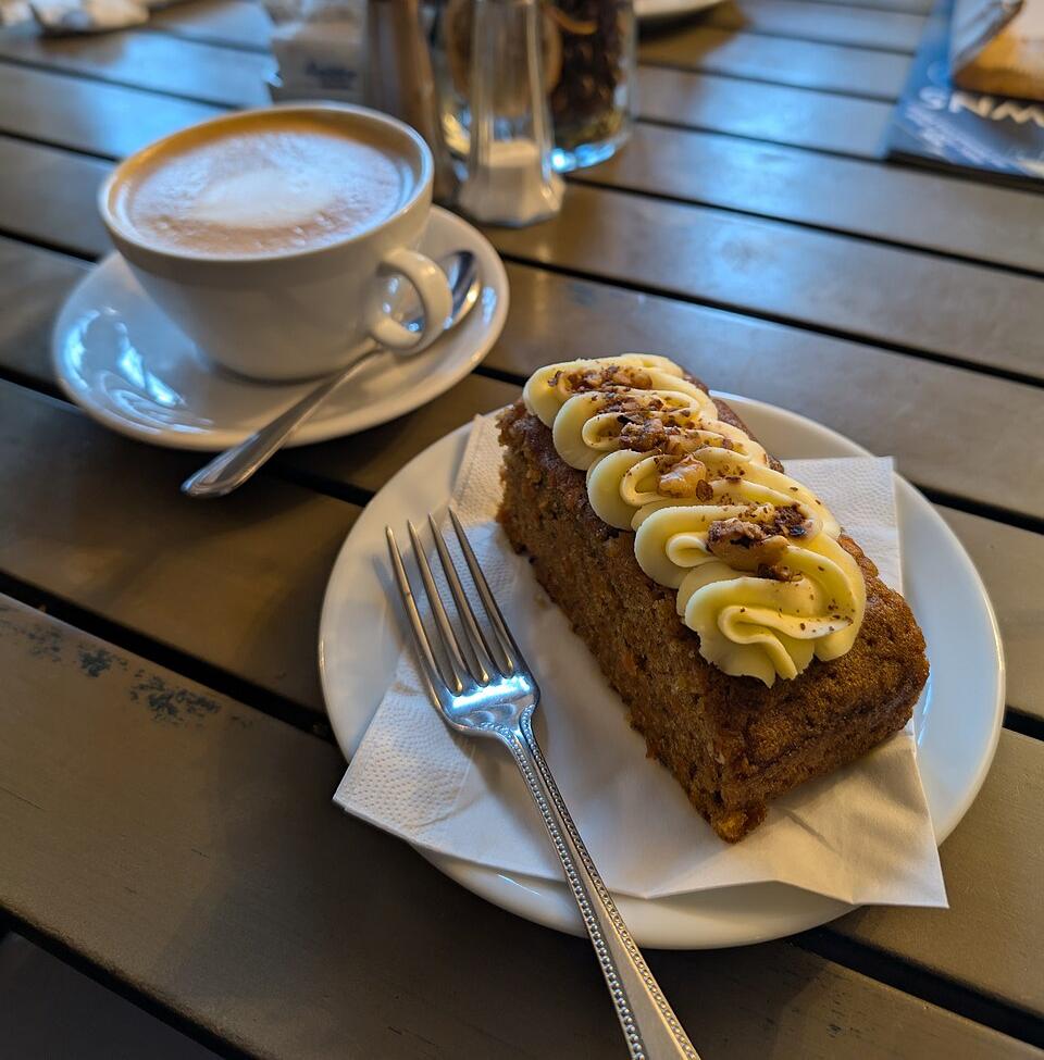 にんじんキャロットケーキとラテ