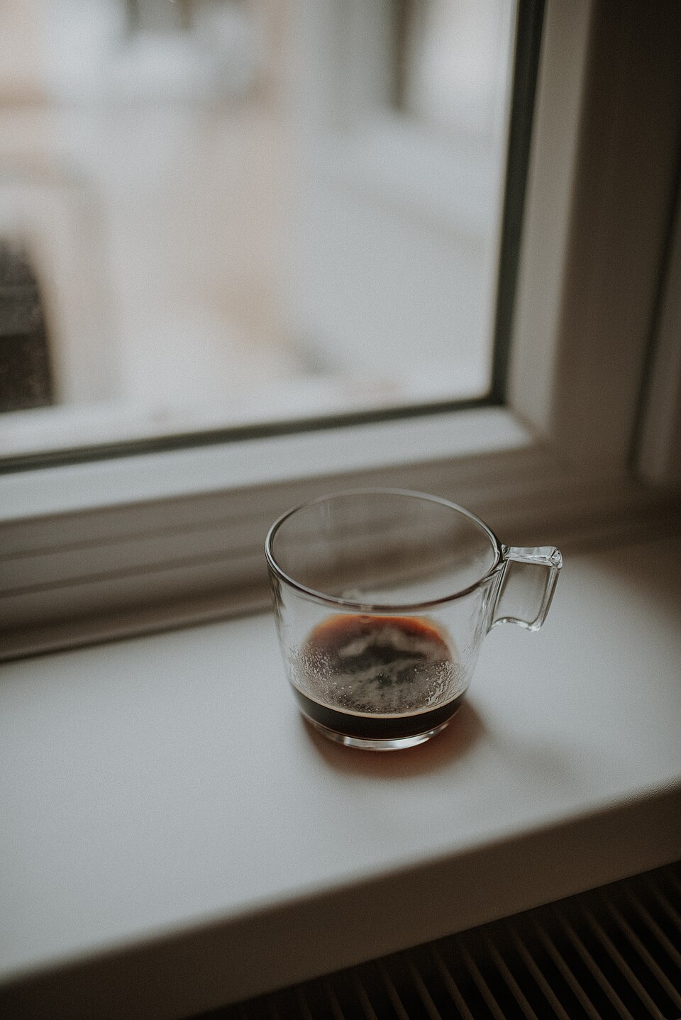 窓辺で光を受けるコーヒー